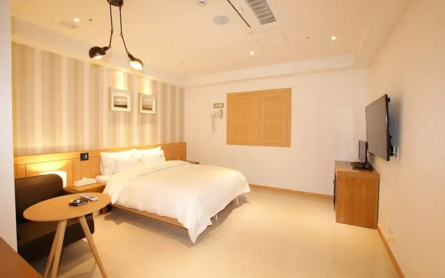 River Hotel