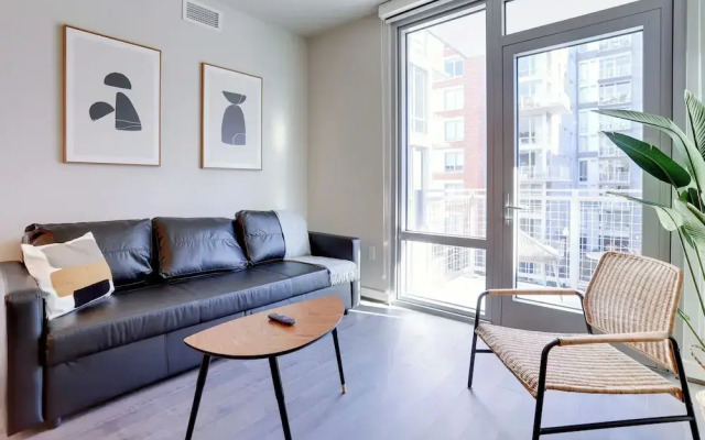 Bright Apartment with Great Amenities