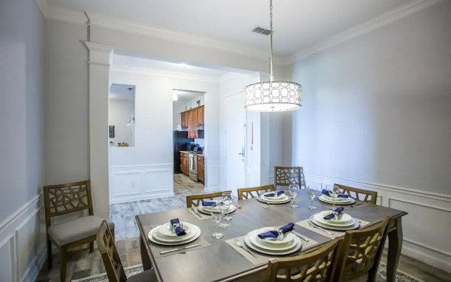 Altavista Lakeview 3 Bedroom Condo by RedAwning