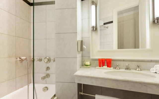 Le Dokhan’s Paris Arc de Triomphe, a Tribute Portfolio Hotel