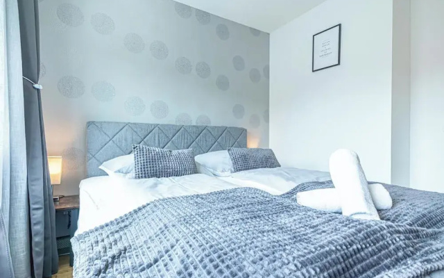 9 Min Metro City Center 1BR 1LR Apt