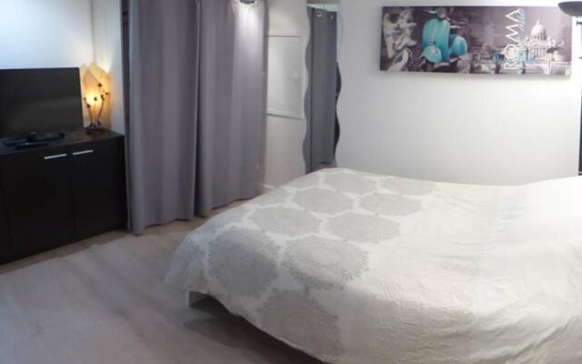 Studio Neuf avec courette privative