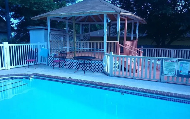 Oak Hill Inn & Suites