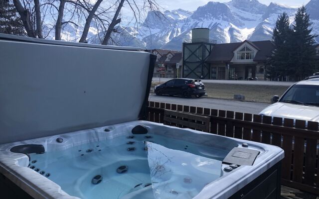 P1 - Private Hot Tub - 3 Bedroom Home - Mountain View