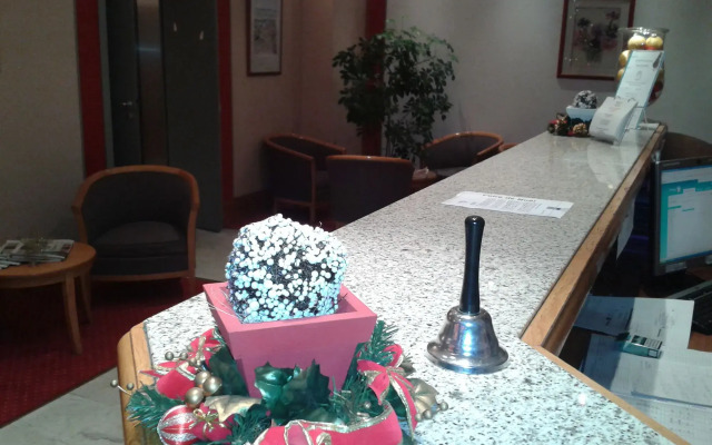 Brit Hotel Aux Sacres