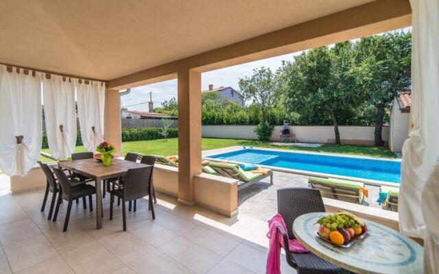 Modern villa at 2km from the sea, with private pool