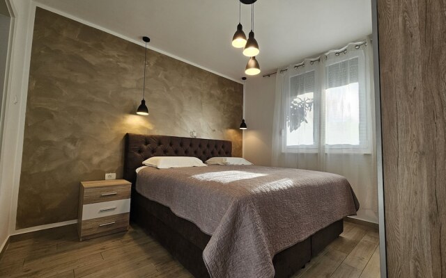 Deluxe Apartment near Bridge