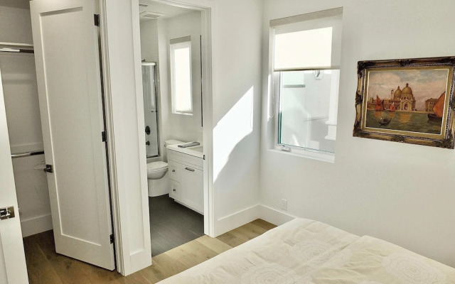 Beach Paradise Stunning 3-story in Long Beach!