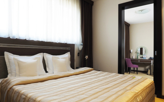 In Hotel Belgrade - Image 7