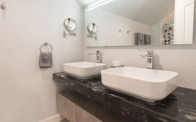 4 BDR Lake Geneva Estate Across From Beach!