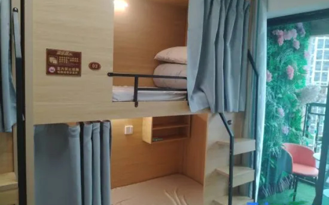 Yangfan Youth Female-Only Inn (Niannianfeng Plaza) — hotel in Qinzhou