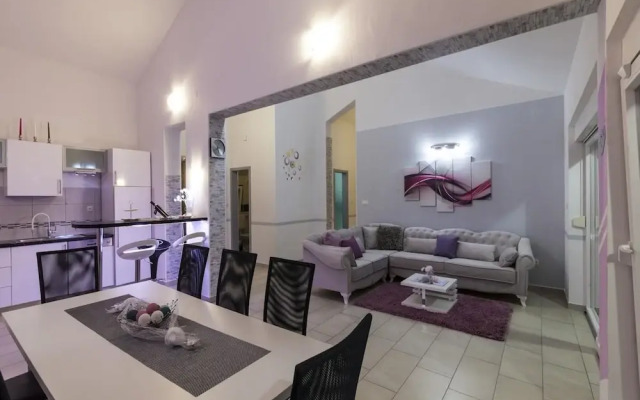 Restful Villa in Brodarica With Sauna