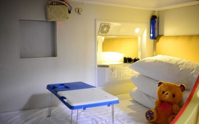 Simple Capsule Hotel