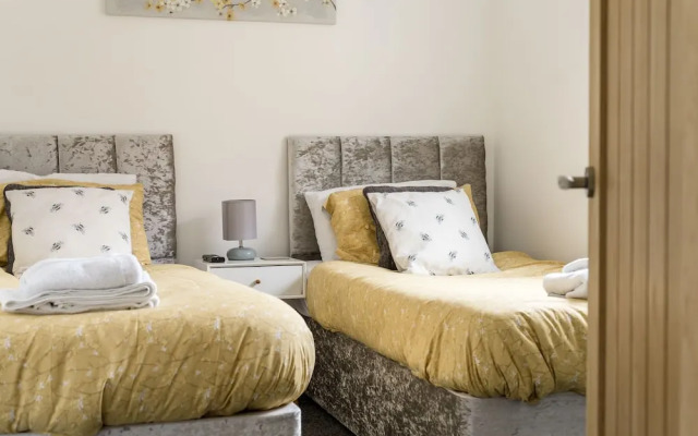 2br-sleeps5-privategarden-freeparking-pets