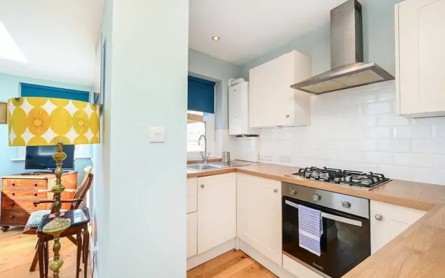 Host Stay Blue Bolthole on Vicarage Lane