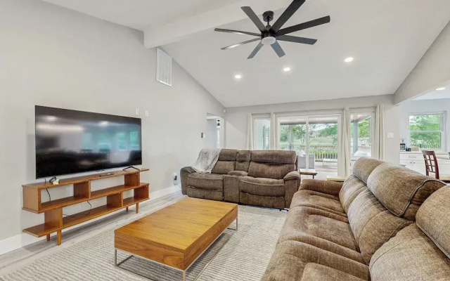 Relaxing Dog-friendly Home w/ Deck & Wifi