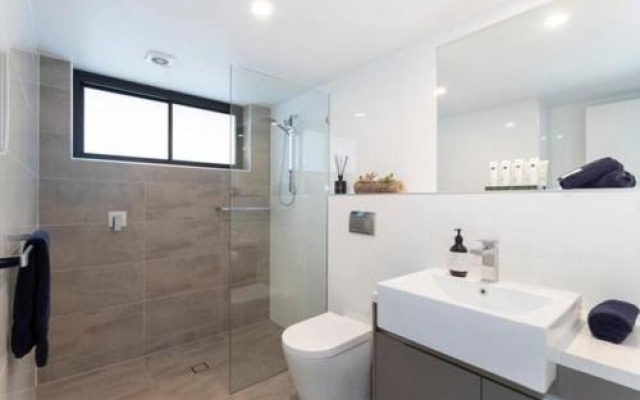 Inner city 1 bedroom Apartment with Rooftop pool and Parking - Serain Residences – Bathroom – Brisbane