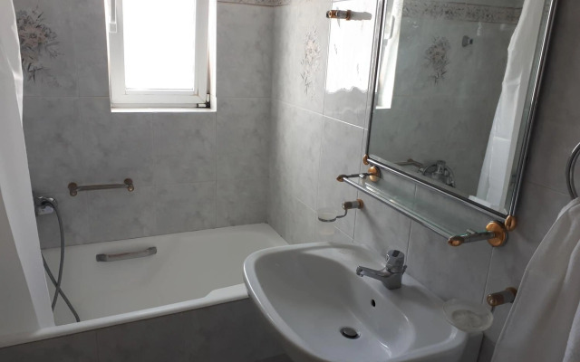 Sea view,big and comfortable appartment in Voula