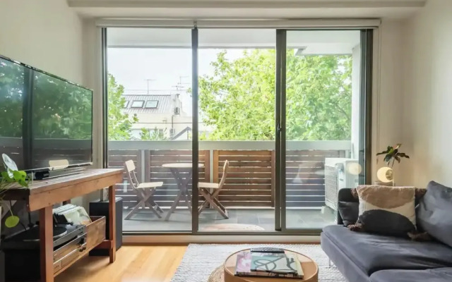 Charming 1BR in Fitzroy w/ Parking, Pool, + Gym!