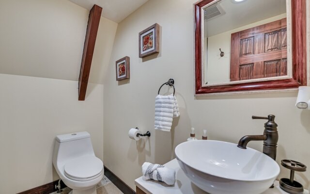 Walk to Ski Lift! Charming Hunter A-frame