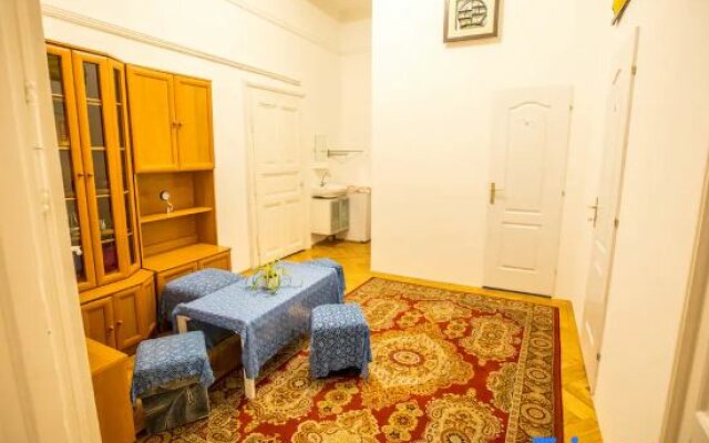 Hungaria Center apartment 5 bedrooms for 19person
