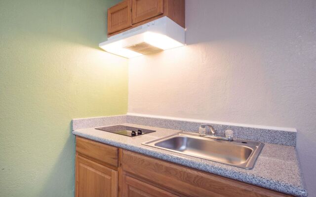 Executive Inn and Kitchenette Suites