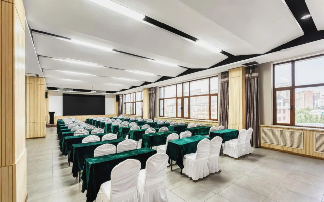 Baolifeng International Business Hotel
