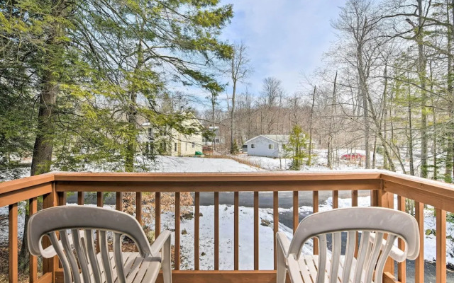 Tobyhanna Cabin w/ Deck, Community Pool & Golf!
