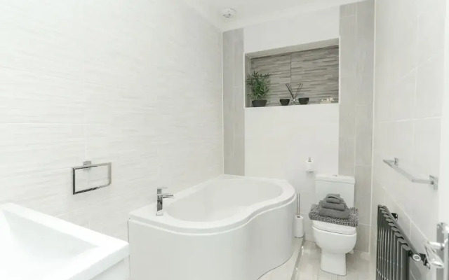 The Broadway Beach Homes Airbnb With Hot tub