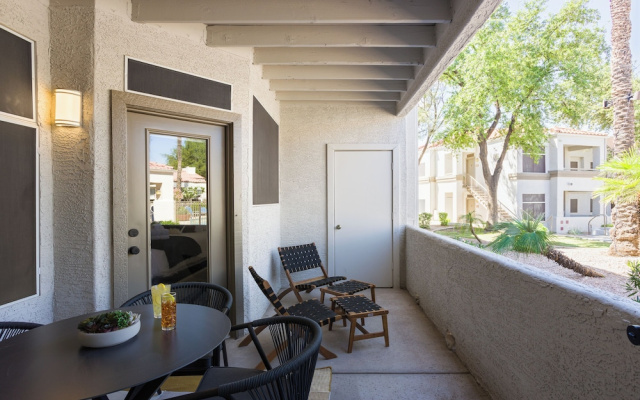 Solace - Community Pool & Gym -walk to Restaurants