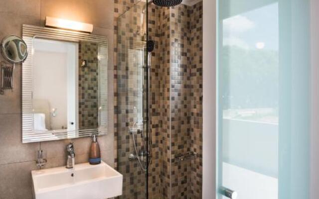 Niovi Seaside Suites