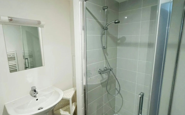 We Live In R - Suite 102