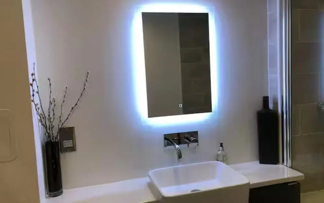 2-bed Seaside Apartment - Sleeps 5 & Free Parking