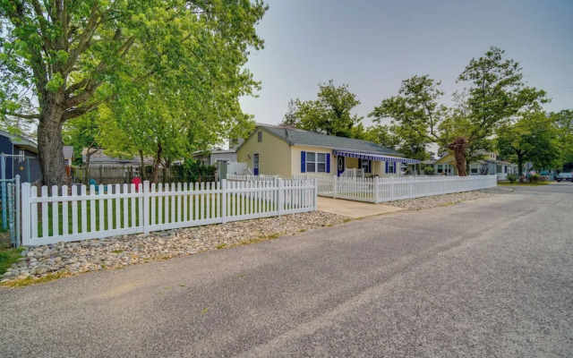 Pet-friendly Villas Vacation Rental: Walk to Bay