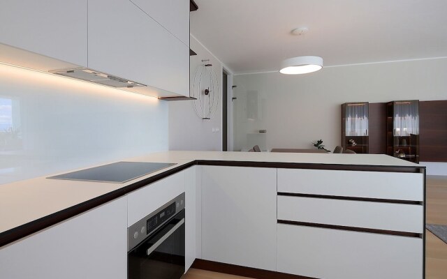 Stylish Apartment 100m from the Beach