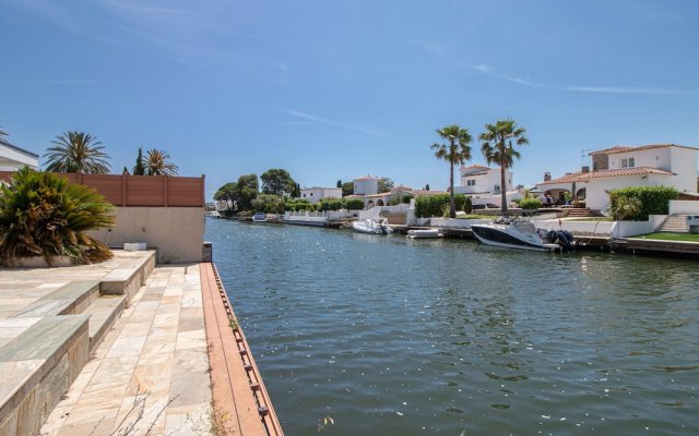 4 Bedroom Villa With Pool In The Channel Of Empuriabrava