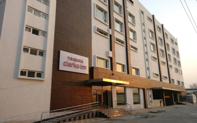 Triguna Clarks Inn