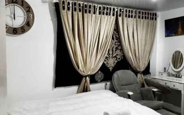 OYO Unique Guestroom - Farnworth, Easy Access to Bolton