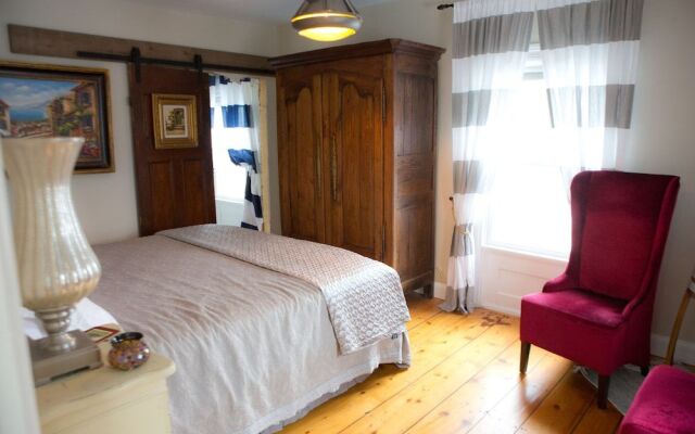 Red Mahone Bed & Breakfast