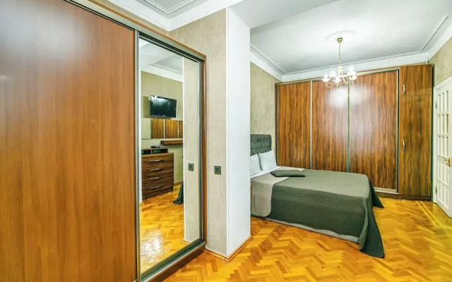 Luxury Apartment with Flame Tower View