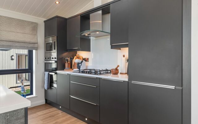 Hiraeth - Luxury Lodge With Hot Tub Close to Beach