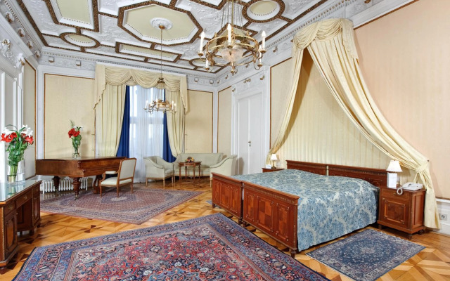Hotel B Square