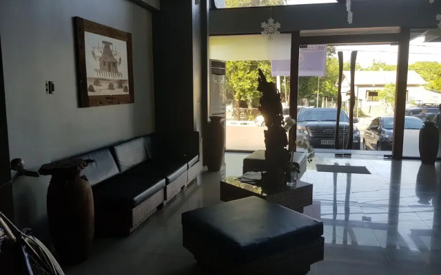 La Jenns Hotel and Resto Grill