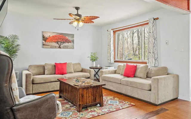 Stylish Renovated Home Open Layout, Coffee Bar + Near Hiking & Waterfalls