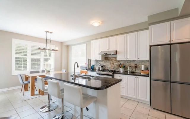 Stylish 4BR Oasis Peaceful Mississauga Location