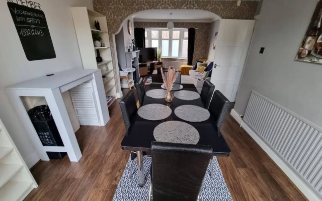 3 Bed Spacious House With Parking