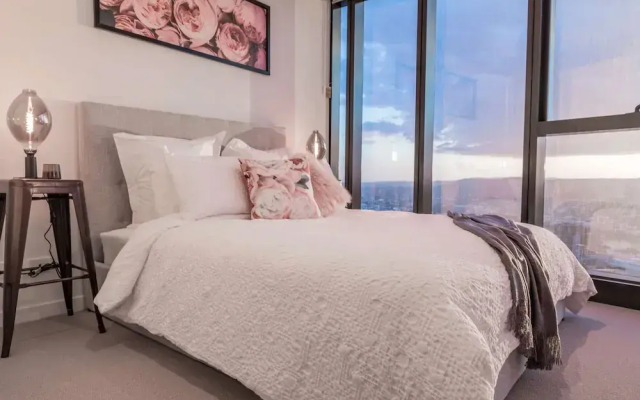 2BR Luxury Skytower Views CBD Pool Gym Netflix