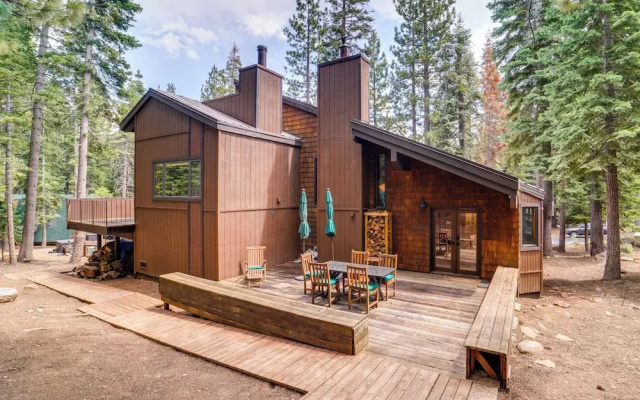 5 Mi to Donner Lake: Cabin w/ Deck + Pool Access!