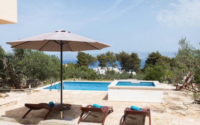 Amazing Home in Sutivan with Hot Tub, WiFi & 3 Bedrooms