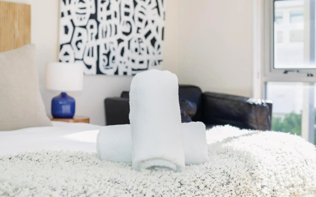 Sun-filled Loft With Balcony 1 street from Beach